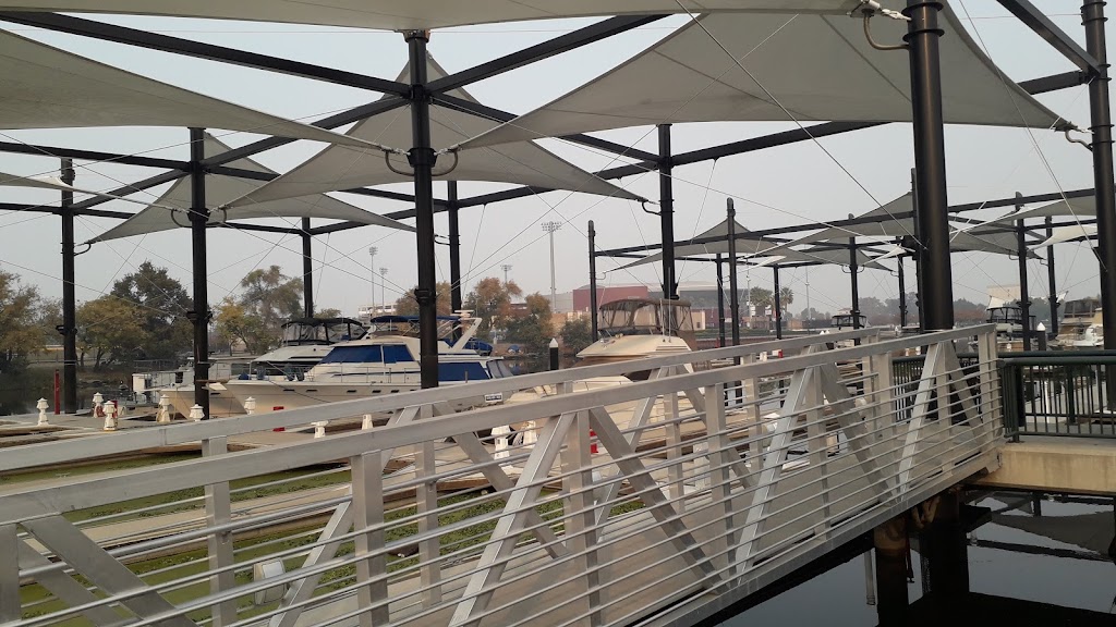 Waterfront Warehouse | restaurant | 445 W Weber Ave, Stockton, CA 95203, USA | 2094647243 OR +1 209-464-7243