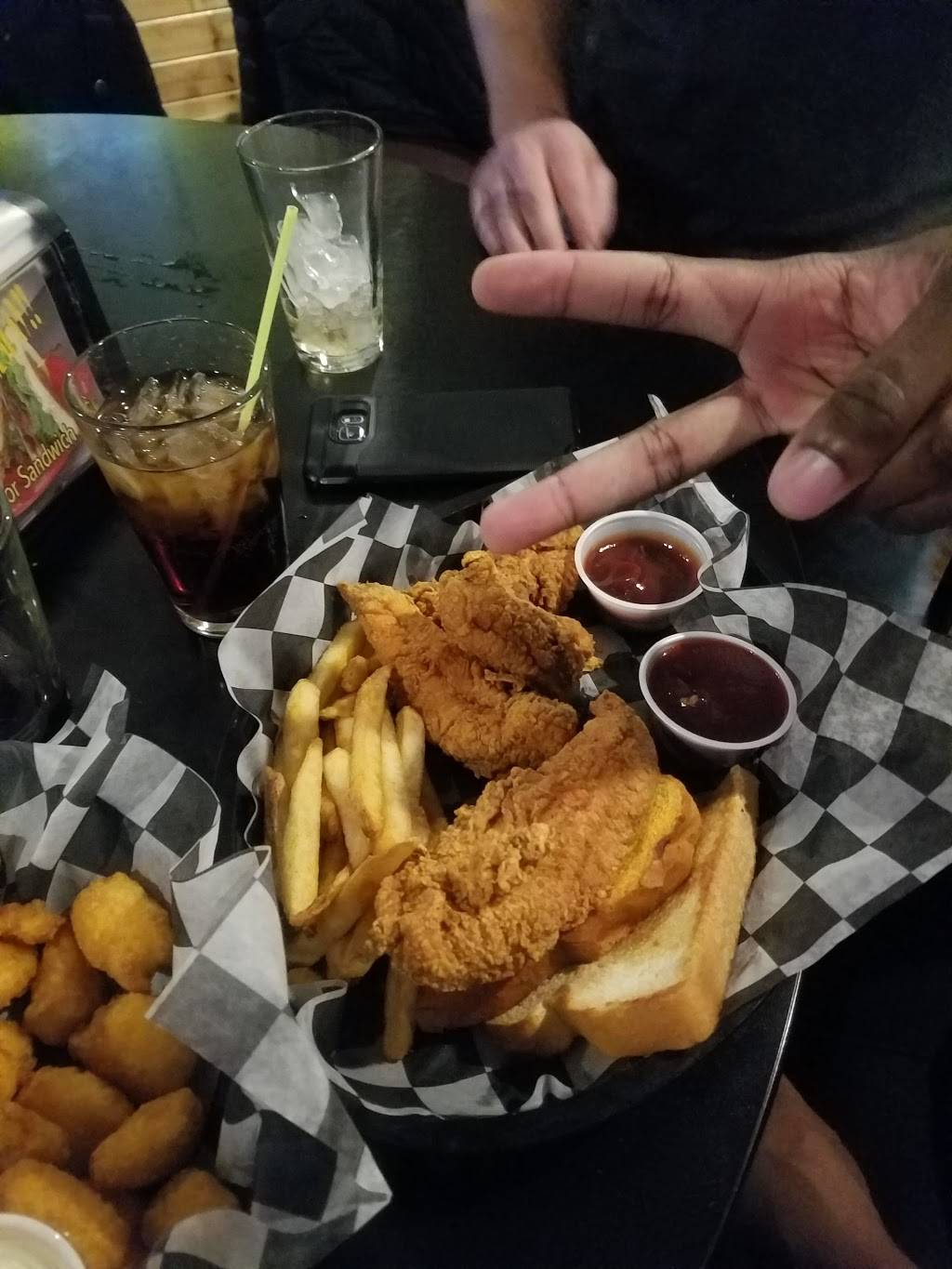 Sneakers Eatery and Pub | restaurant | 1317 Central Ave, Fort Dodge, IA 50501, USA | 5155763336 OR +1 515-576-3336