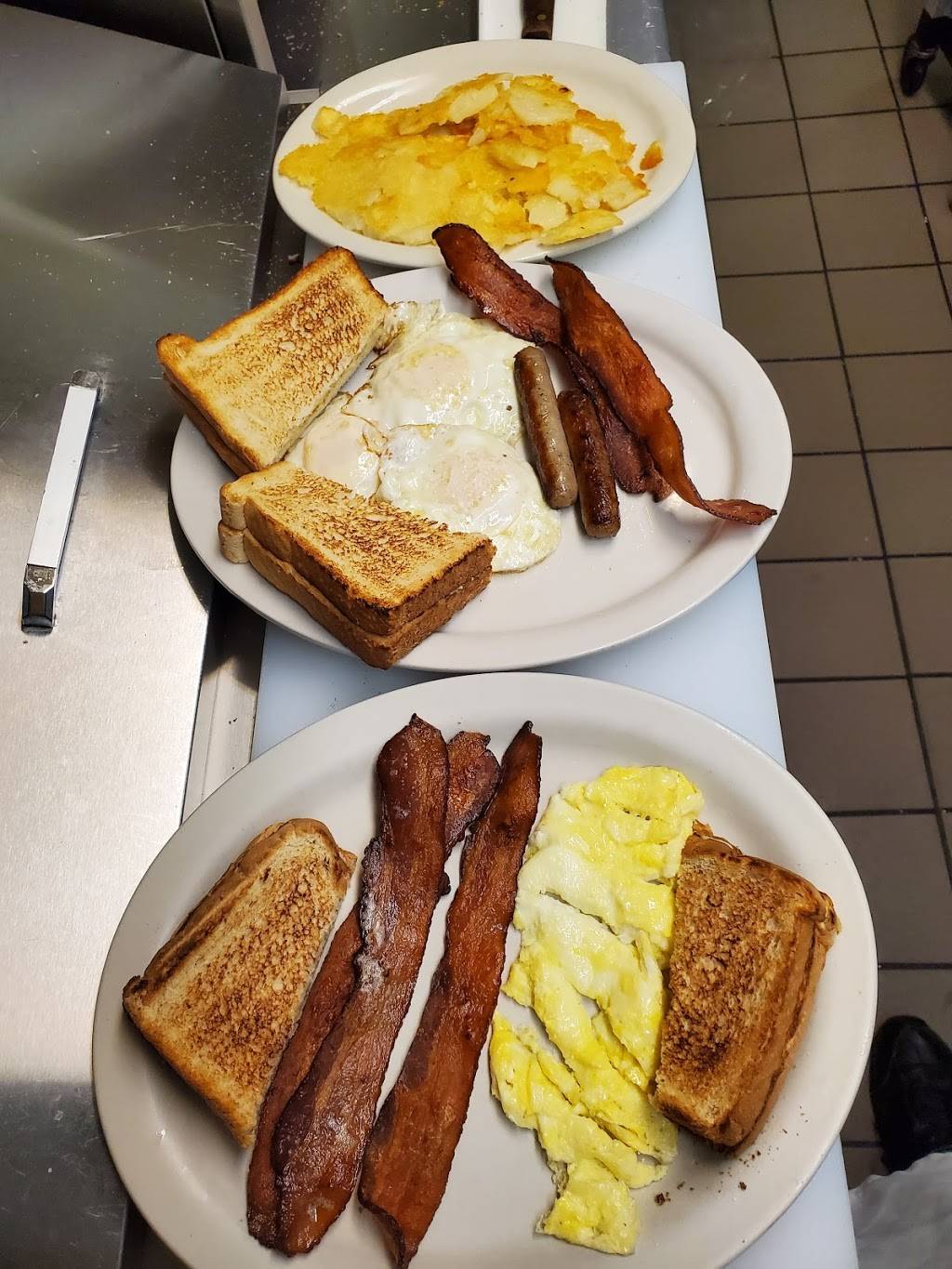 Home Plate Cafe Llc | restaurant | 804 S Main St, Shawano, WI 54166, USA | 7155263434 OR +1 715-526-3434