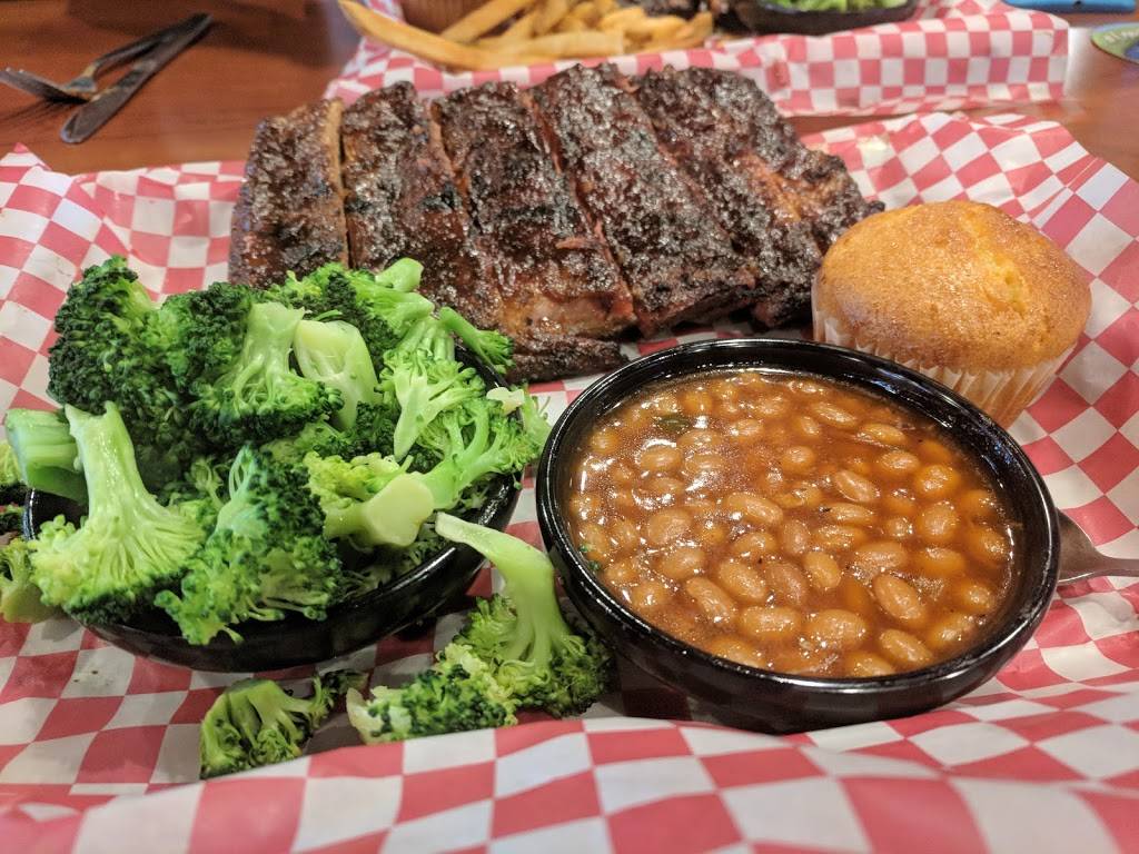 Famous Daves Bar-B-Que | restaurant | 2581 Packerland Dr, Green Bay, WI 54313, USA | 9208571267 OR +1 920-857-1267