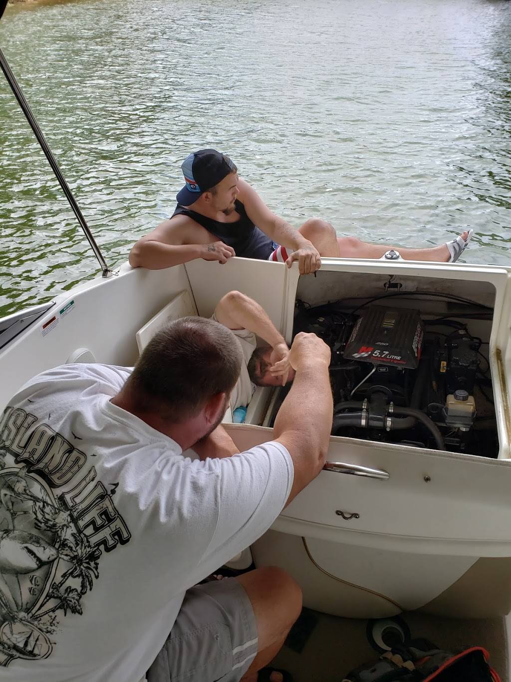 Holiday Landing Marina | restaurant | 912 Old Awalt Rd, Tullahoma, TN 37388, USA | 9314553151 OR +1 931-455-3151