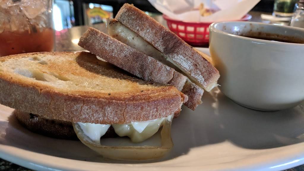 McDuffs Bar and Grille | restaurant | 105 E Superior St, Wayland, MI 49348, USA | 2697922257 OR +1 269-792-2257