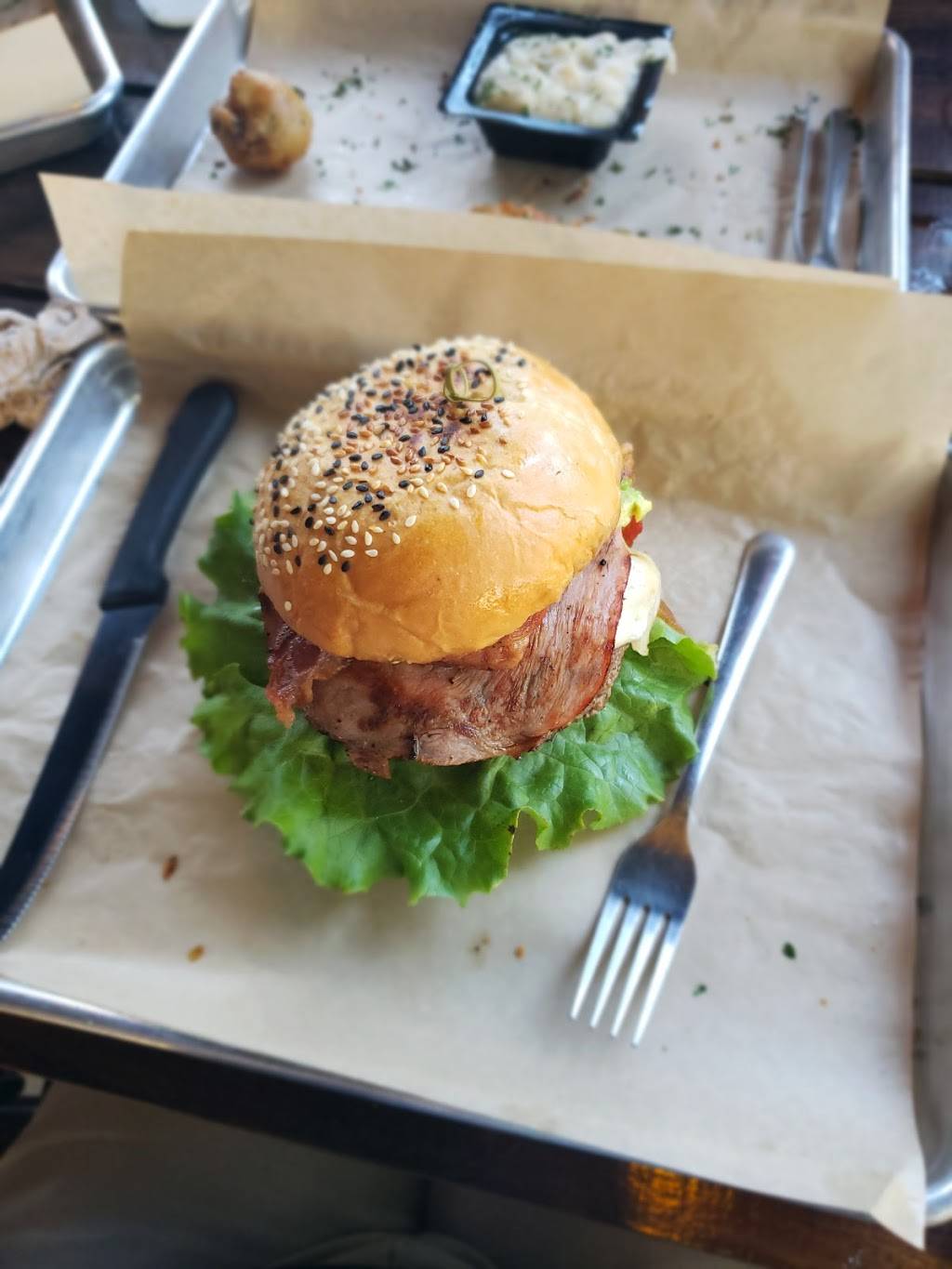 Hawx Burger Bar & Ice House | restaurant | 2895 Thousand Oaks, San Antonio, TX 78232, USA | 2103204299 OR +1 210-320-4299