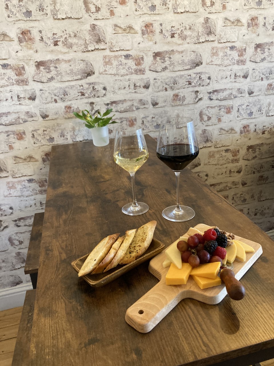 Bens Friends of the Vine | restaurant | 122 Main St, Rio Vista, CA 94571, USA | 7073782955 OR +1 707-378-2955