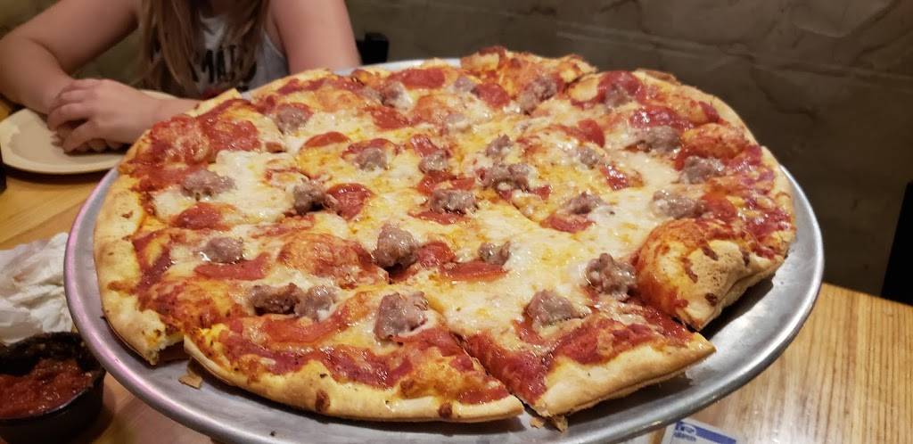 Pepperoni Bills Pizzeria | restaurant | 35 Camden Ct SW, Camdenton, MO 65020, USA | 5738732365 OR +1 573-873-2365