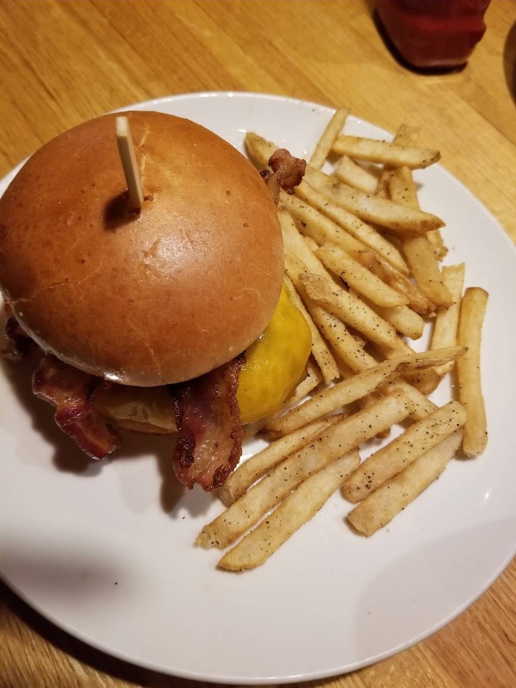 Applebees Grill + Bar | restaurant | 2 Executive Blvd, Yonkers, NY 10701, USA | 9145950601 OR +1 914-595-0601