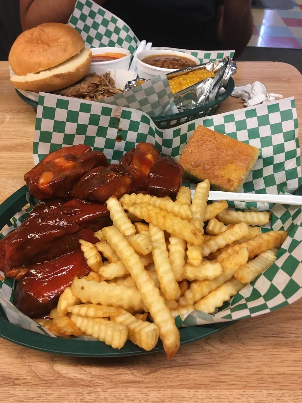 Ms Piggies Smokehouse | restaurant | 10612 Page Ave, St. Louis, MO 63132, USA | 3144287776 OR +1 314-428-7776