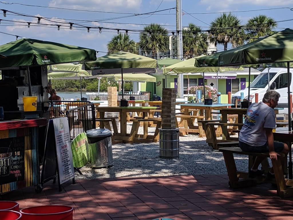Off The Grid | restaurant | 208 1st St, Indian Rocks Beach, FL 33785, USA | 7272504144 OR +1 727-250-4144