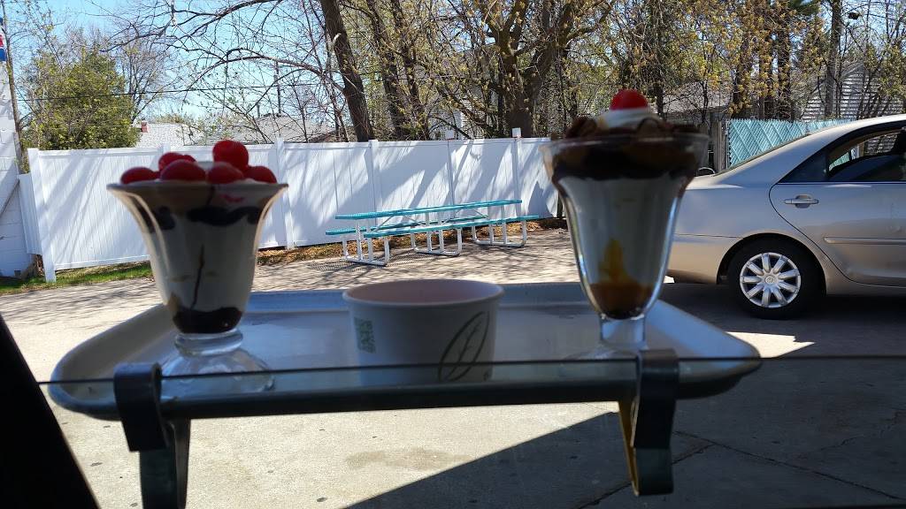 Leons Frozen Custard | restaurant | 121 W Murdock Ave, Oshkosh, WI 54901, USA | 9202317755 OR +1 920-231-7755