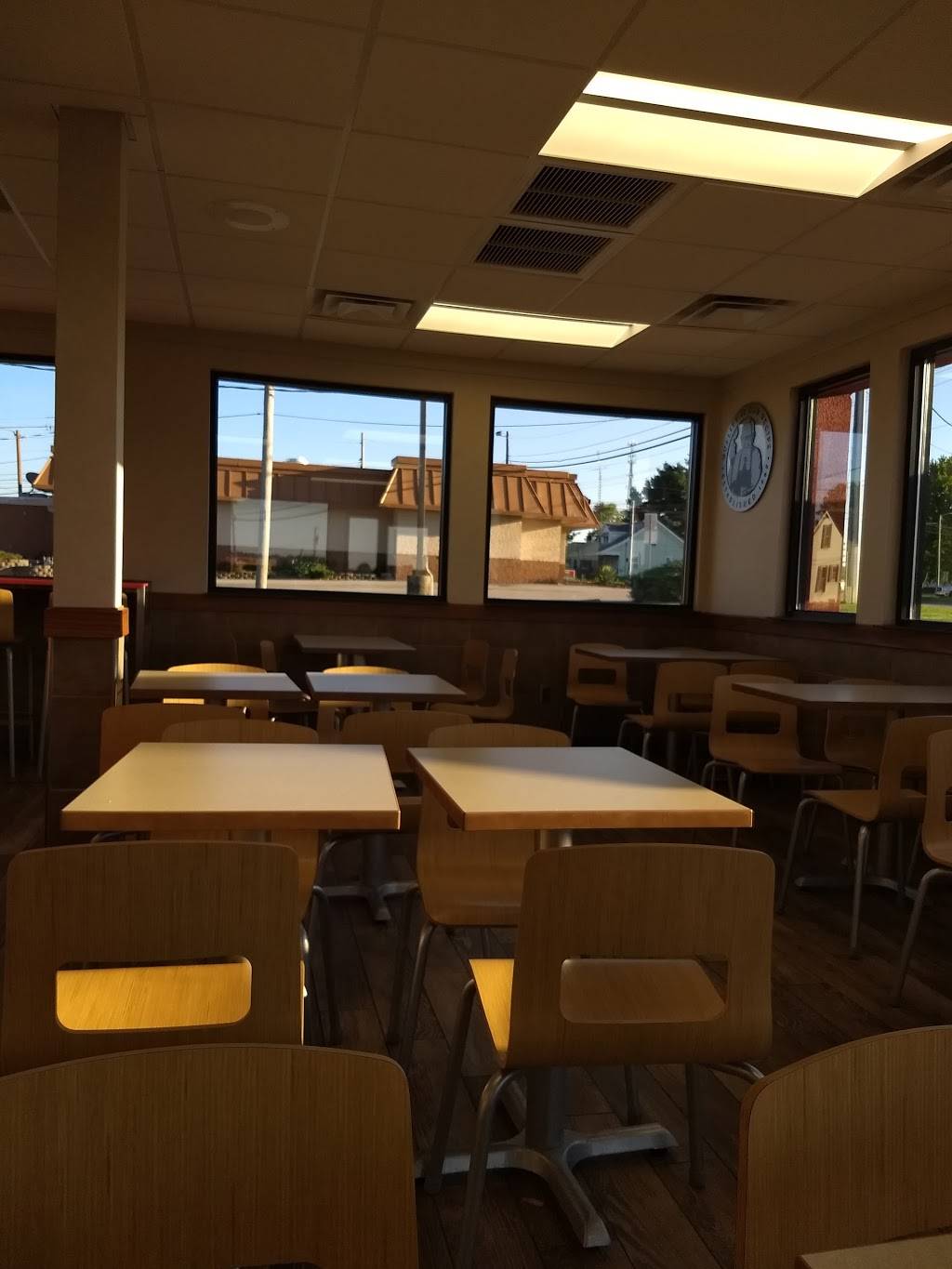 Wendys | restaurant | 1209 N Main St, Huntingburg, IN 47542, USA | 8126835905 OR +1 812-683-5905