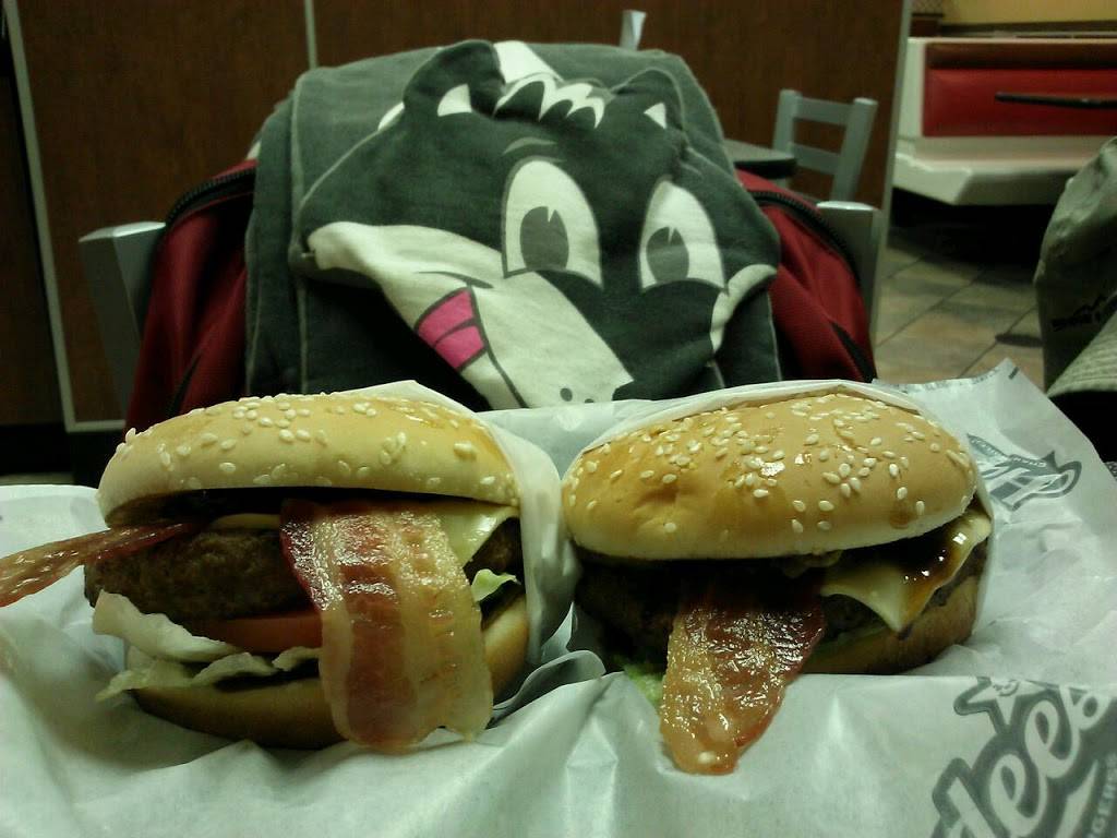 Hardees | restaurant | 519 S Bay Rd, Dover, DE 19901, USA | 3026740371 OR +1 302-674-0371