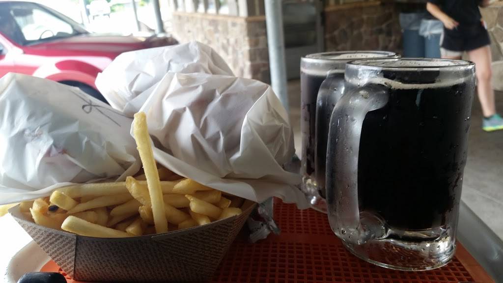 Chesters Drive-In | restaurant | 1504 Eastern Ave, Plymouth, WI 53073, USA | 9208927722 OR +1 920-892-7722