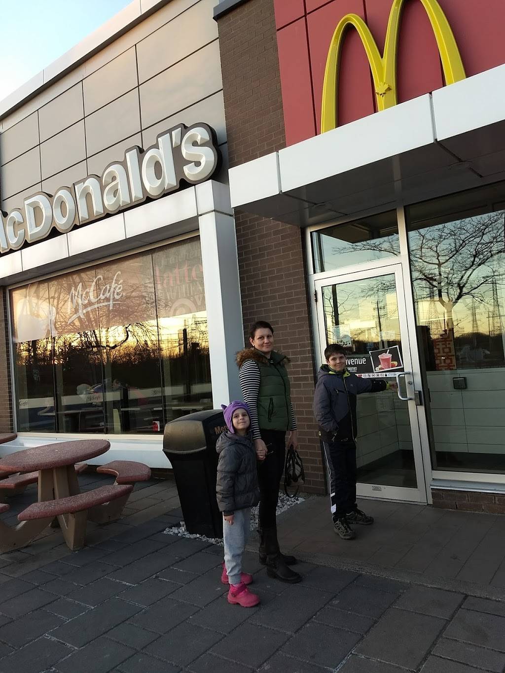 McDonalds | cafe | 8100 Boulevard Champlain, LaSalle, QC H8P 1B3, Canada | 5143644313 OR +1 514-364-4313
