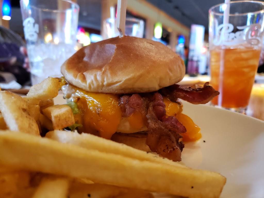 Applebees Grill + Bar | restaurant | 2201 Coulee Rd, Hudson, WI 54016, USA | 7153770741 OR +1 715-377-0741