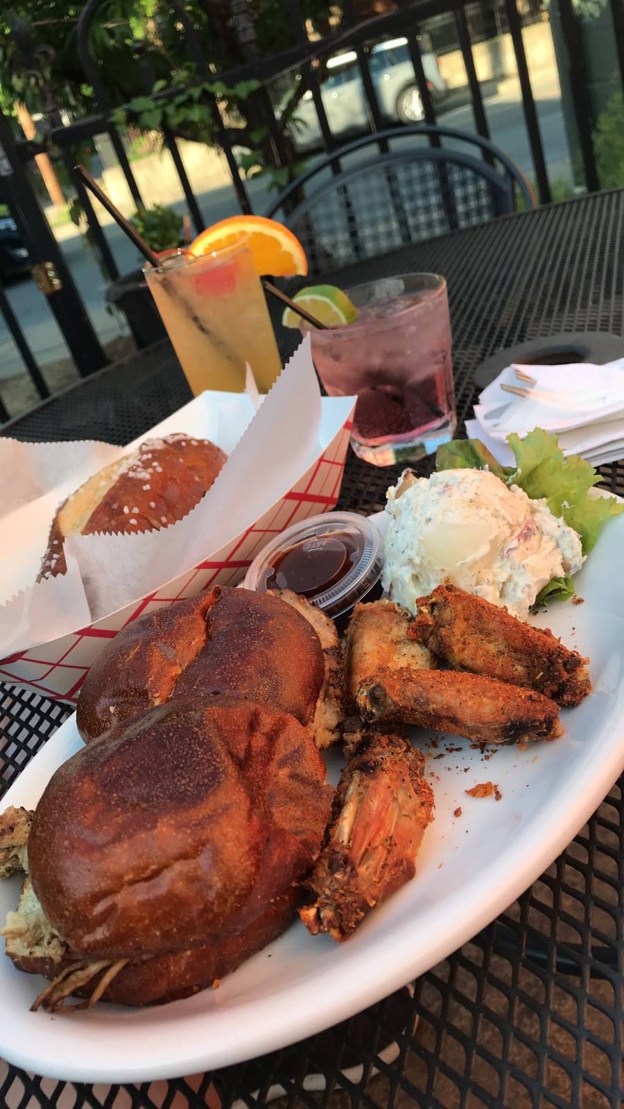 Barret Bar & Grill | restaurant | 1012 Barret Ave, Louisville, KY 40204, USA | 5024589640 OR +1 502-458-9640