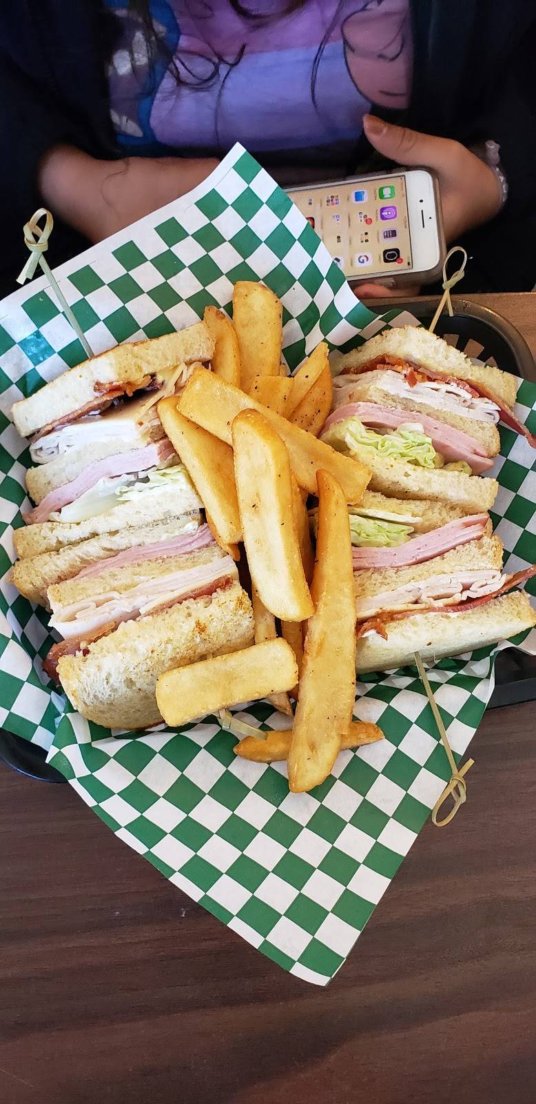 Norms Village Cafe | restaurant | 41901-41933 Huntington Lake Rd, Shaver Lake, CA 93664, USA | 5598414108 OR +1 559-841-4108