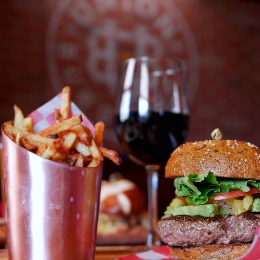 Union Burger Bar | restaurant | 40 Bowden Square, Southampton, NY 11968, USA | 6313773323 OR +1 631-377-3323