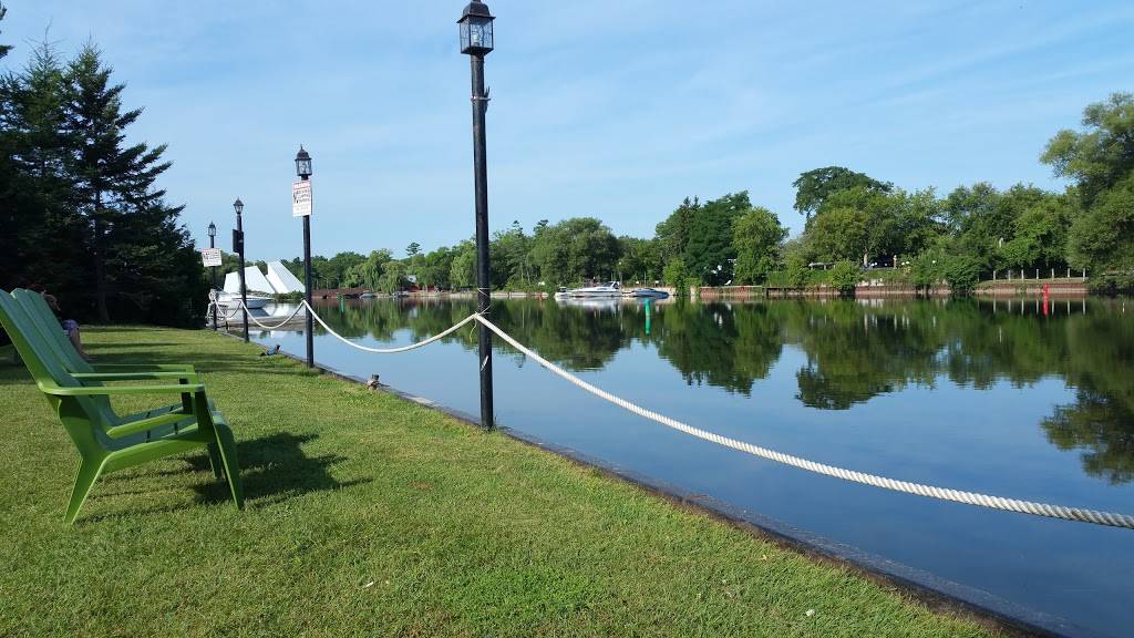 Edgewater Cottages | restaurant | 72 Main St, Wasaga Beach, ON L9Z 2K9, Canada | 7054293205 OR +1 705-429-3205