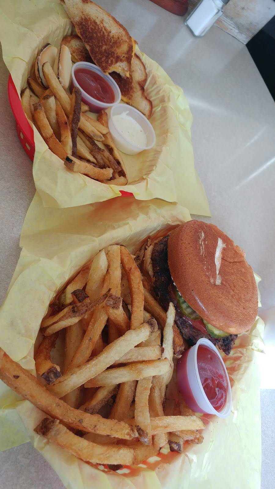 Cousins Burgers | restaurant | 19318 Soledad Canyon Rd, Canyon Country, CA 91351, USA | 6612984200 OR +1 661-298-4200