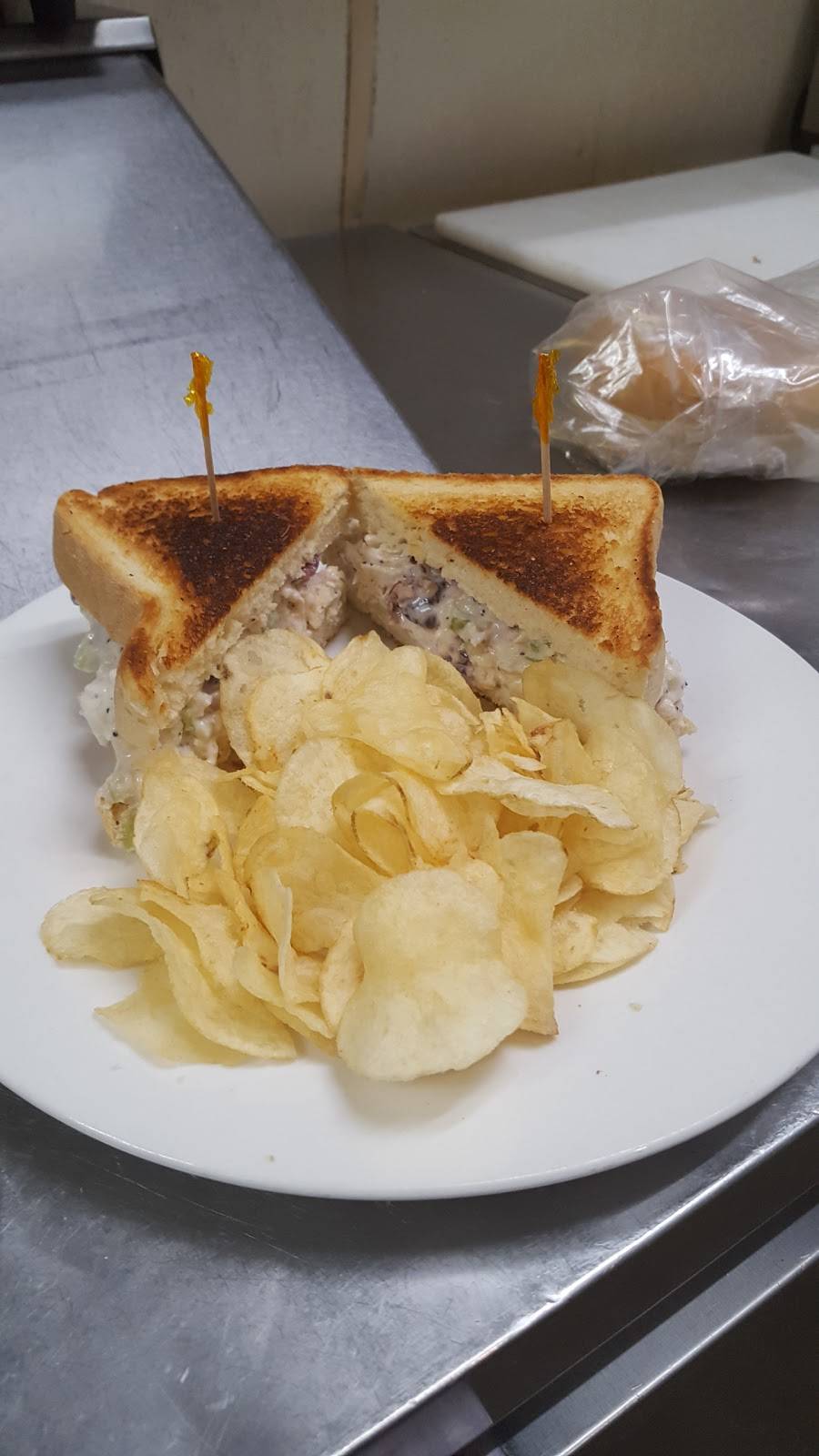 Crow Creek Tavern | restaurant | 3534 S Peoria Ave, Tulsa, OK 74105, USA | 9187499100 OR +1 918-749-9100