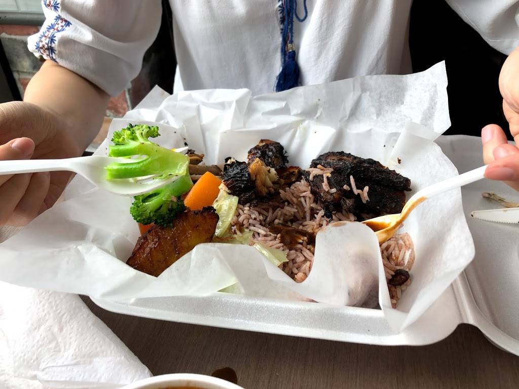 Chris Jerk | restaurant | 2570 Birchmount Rd, Scarborough, ON M1T 2M5, Canada | 4162975375 OR +1 416-297-5375