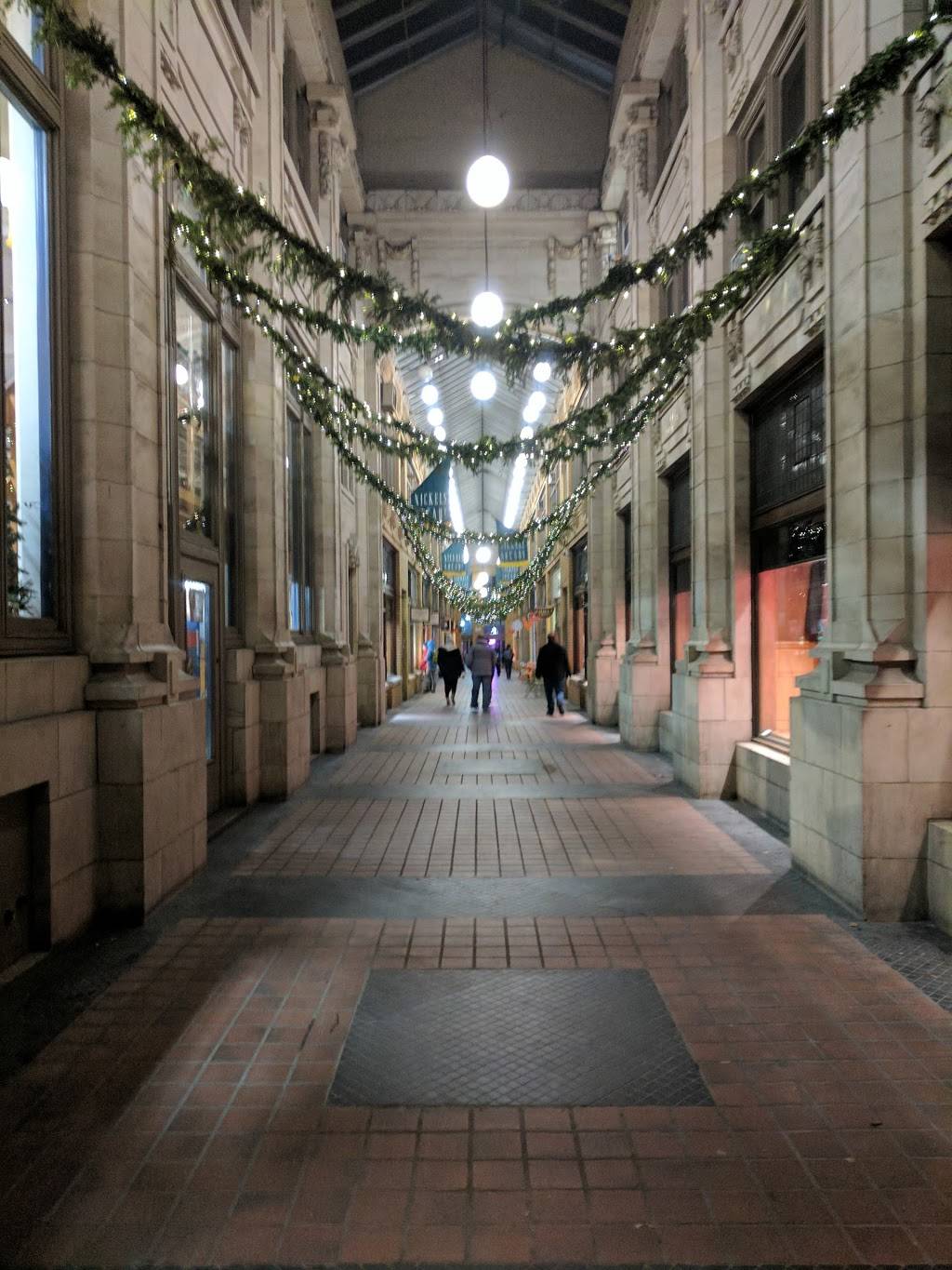 Red Hawk Bar & Grill | restaurant | 316 S State St, Ann Arbor, MI 48104, USA | 7349944004 OR +1 734-994-4004