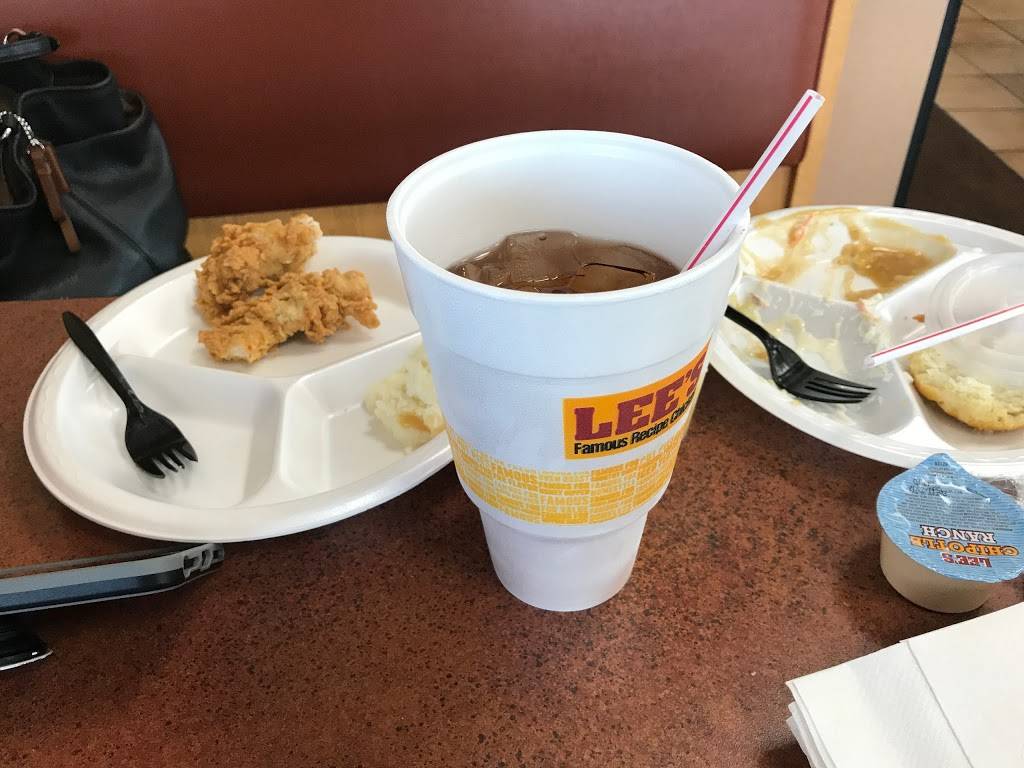 Lees Famous Recipe Chicken | restaurant | 1652 Carlyle Ave, Belleville, IL 62221, USA | 6182572410 OR +1 618-257-2410