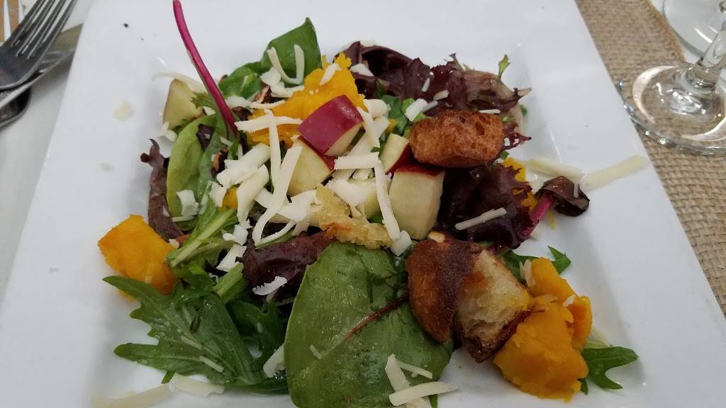 Luccheses Italian Restaurant | restaurant | 655 County Rd 17 #9, Elkhart, IN 46516, USA | 5745224137 OR +1 574-522-4137