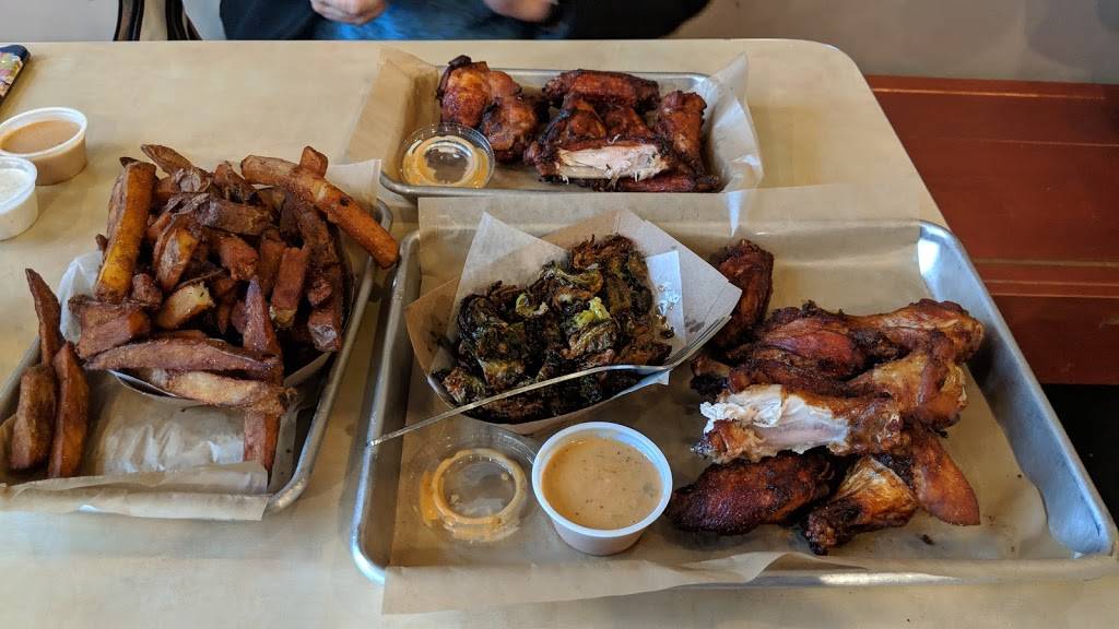 Boss Chick N Beer | restaurant | 120 Front St, Berea, OH 44017, USA | 4405327660 OR +1 440-532-7660