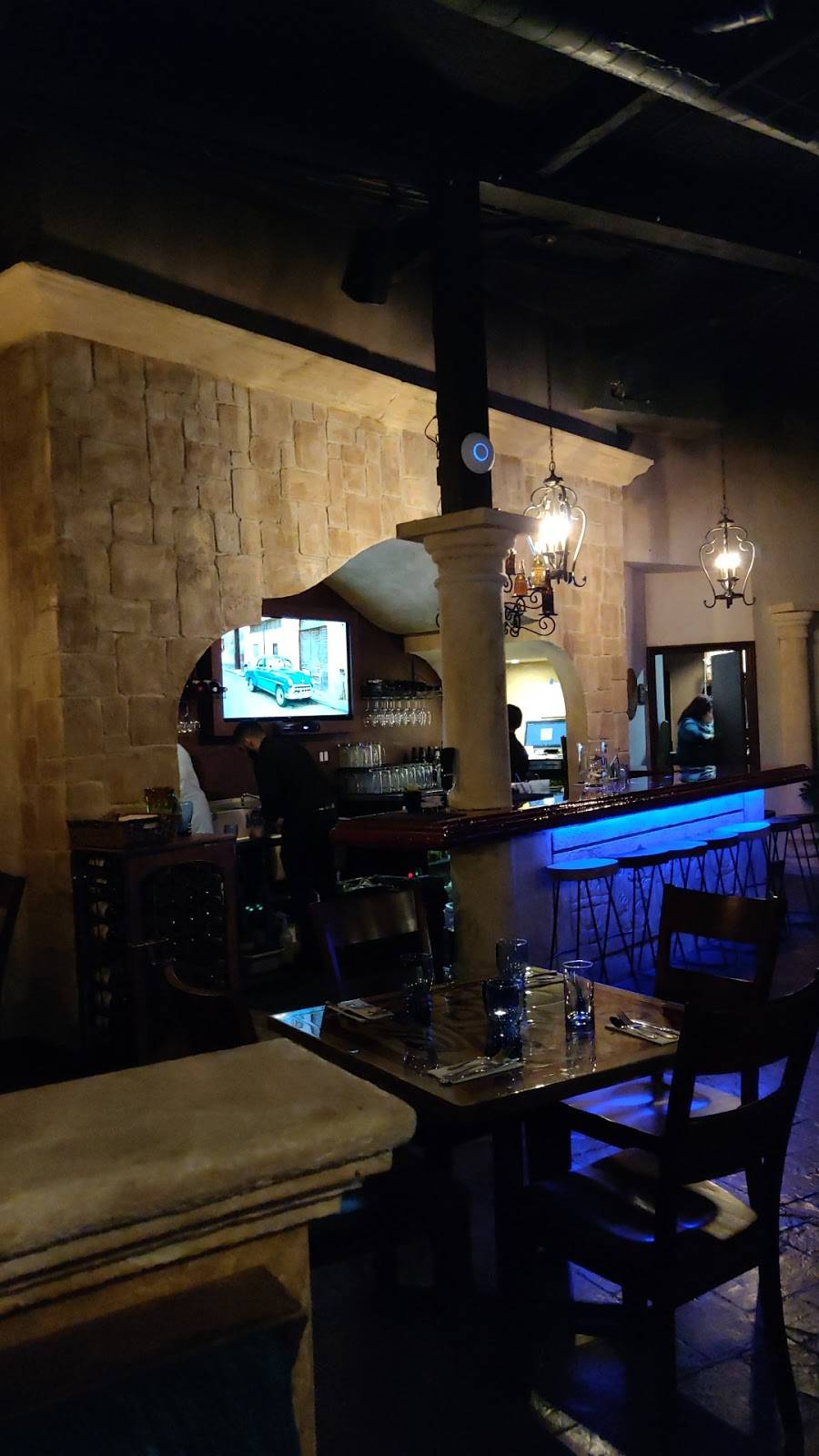 Noche Azul | restaurant | 23115 Lyons Ave, Newhall, CA 91321, USA | 6613884482 OR +1 661-388-4482