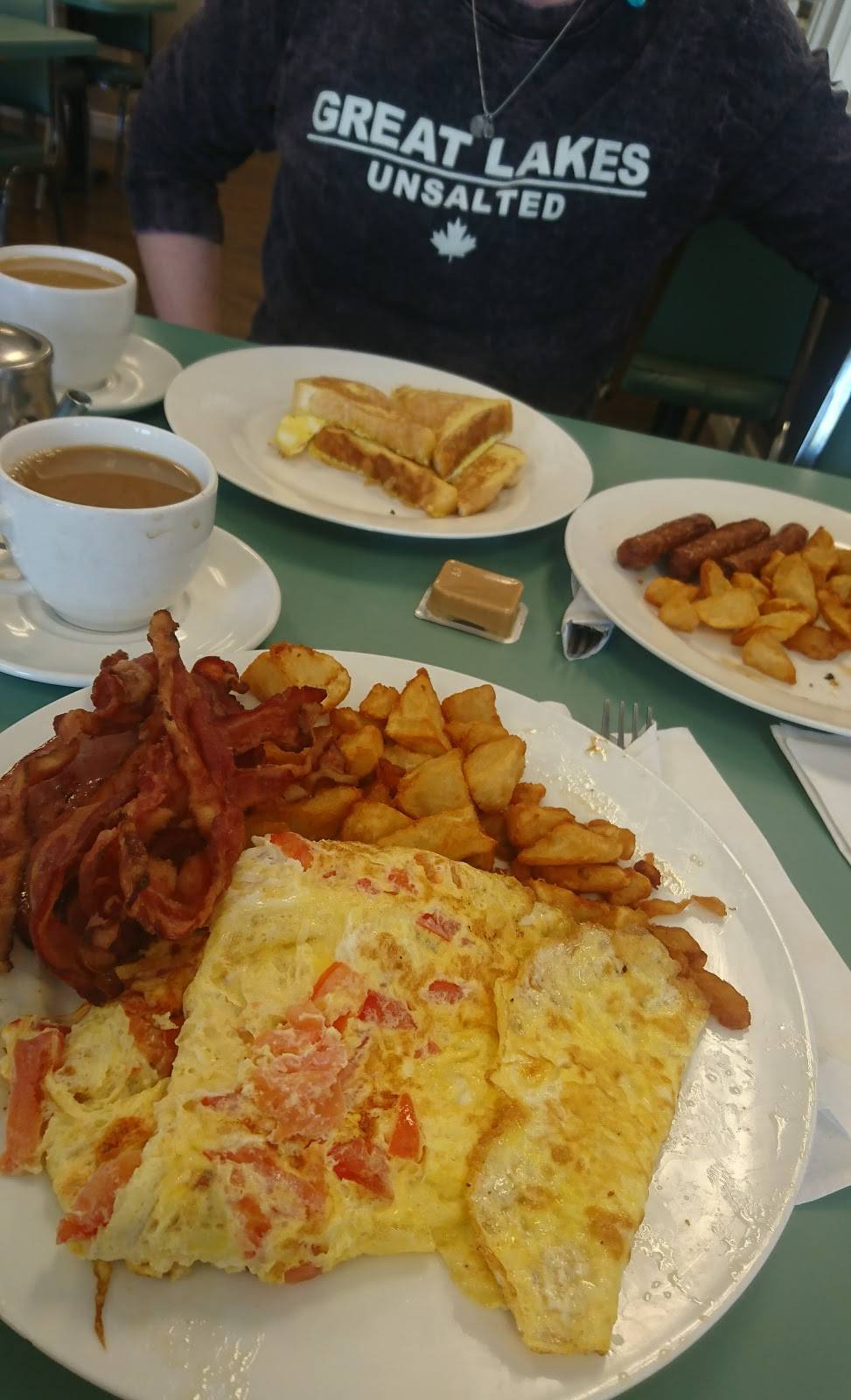 Ednas Restaurant | restaurant | 592 Notre Dame St, Belle River, ON N0R 1A0, Canada | 5197284462 OR +1 519-728-4462