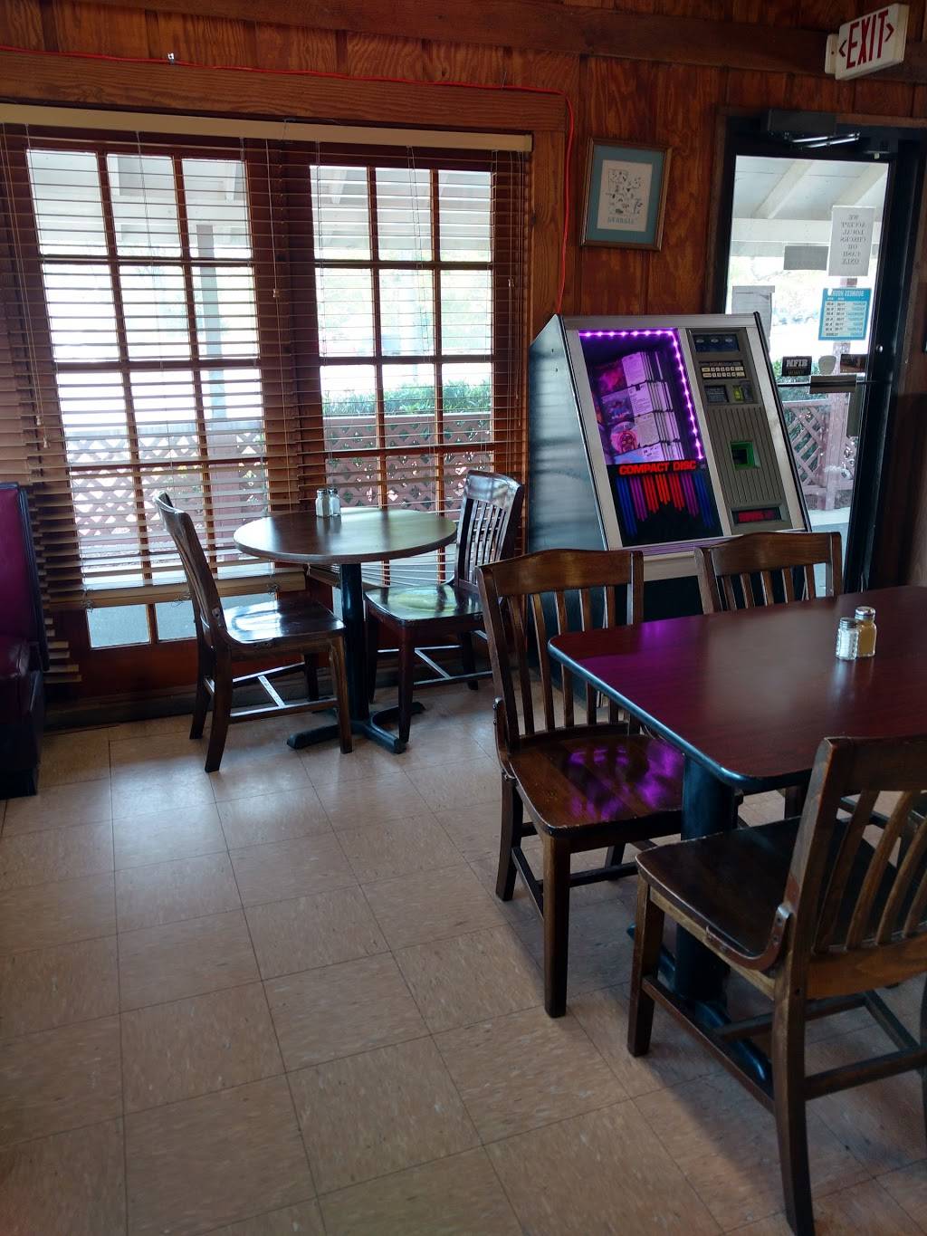 Big V | restaurant | 716 N 3rd Ave, Chatsworth, GA 30705, USA | 7066950982 OR +1 706-695-0982