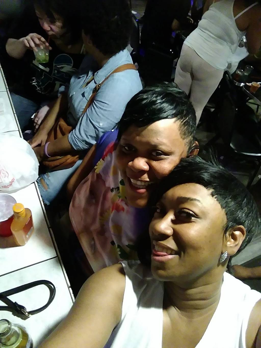 Red Apple BBQ & Lounge | restaurant | 2112 St Clair Ave, East St Louis, IL 62203, USA | 6188572203 OR +1 618-857-2203