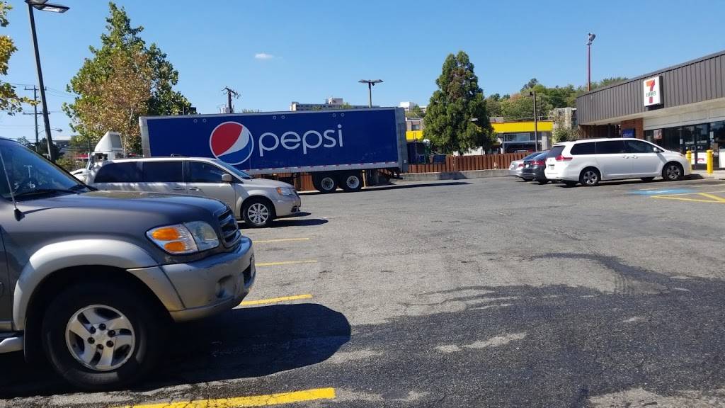 7-Eleven | bakery | 5725 Edsall Rd, Alexandria, VA 22304, USA | 7034611904 OR +1 703-461-1904