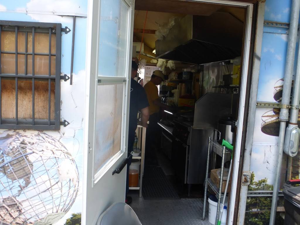 Tommys Doghouse | restaurant | Dinkins Circle, Avenue of Commerce, Corona, NY 11368, USA | 6462294470 OR +1 646-229-4470