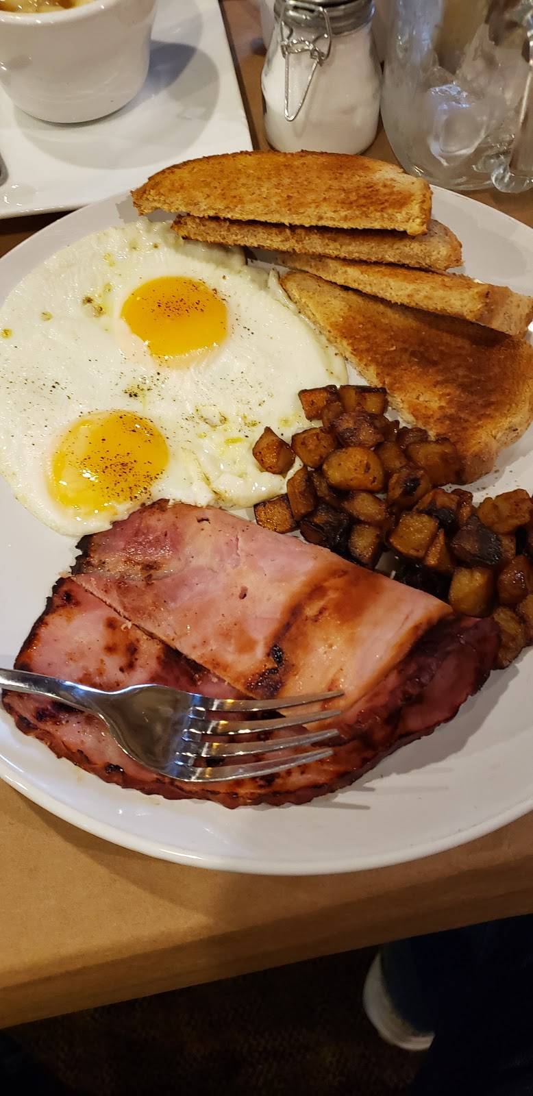 Crystals southern food and spirits | restaurant | 9909 Taylorsville Rd, Jeffersontown, KY 40299, USA | 5026184200 OR +1 502-618-4200