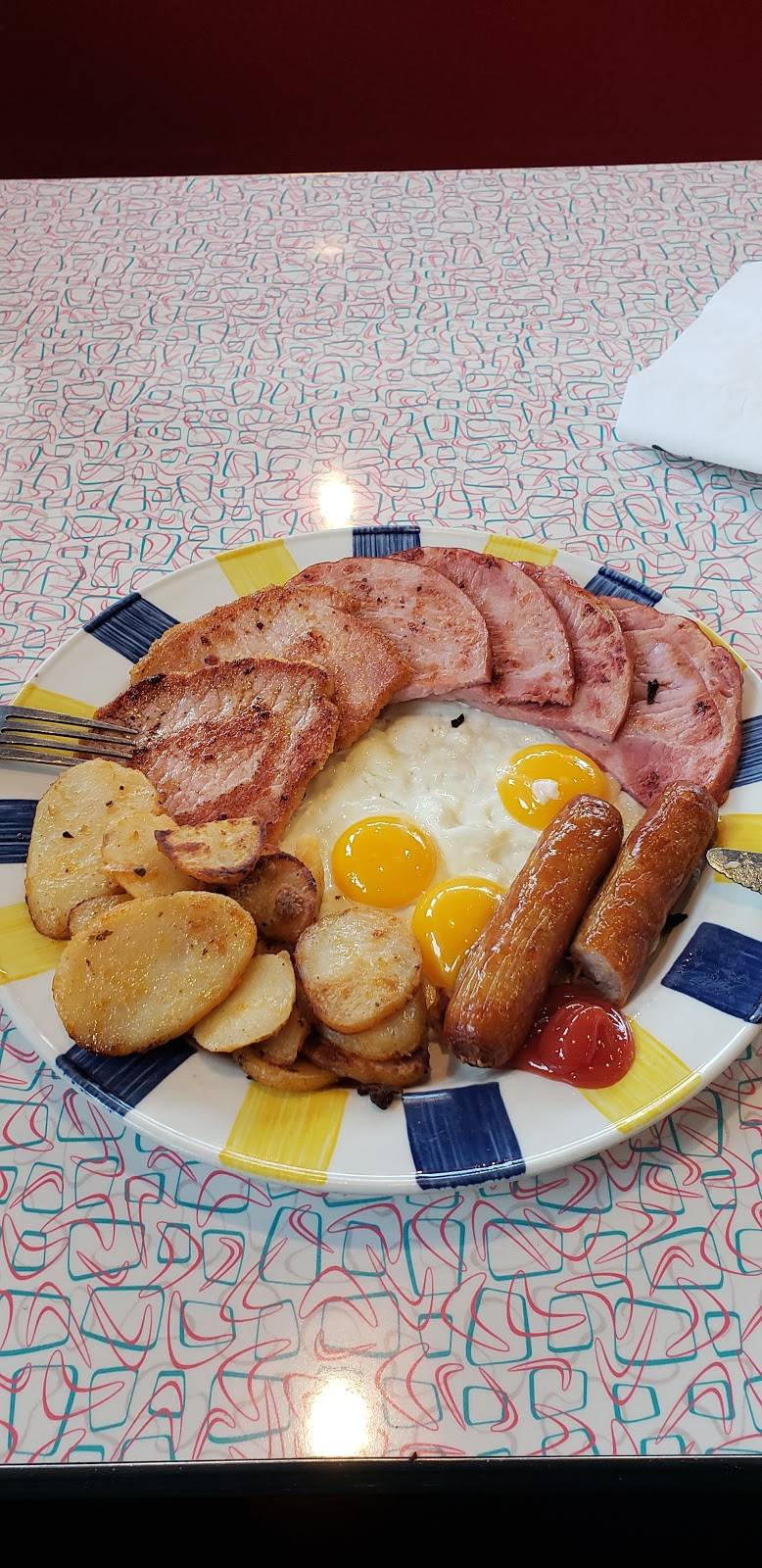 Wimpys Diner | restaurant | 14834 Yonge St, Aurora, ON L4G 1N2, Canada | 9058410038 OR +1 905-841-0038