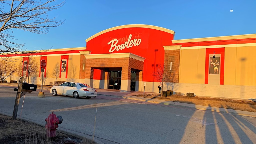 Bowlero Romeoville | restaurant | 735 Center Blvd, Romeoville, IL 60446, USA | 6303782695 OR +1 630-378-2695