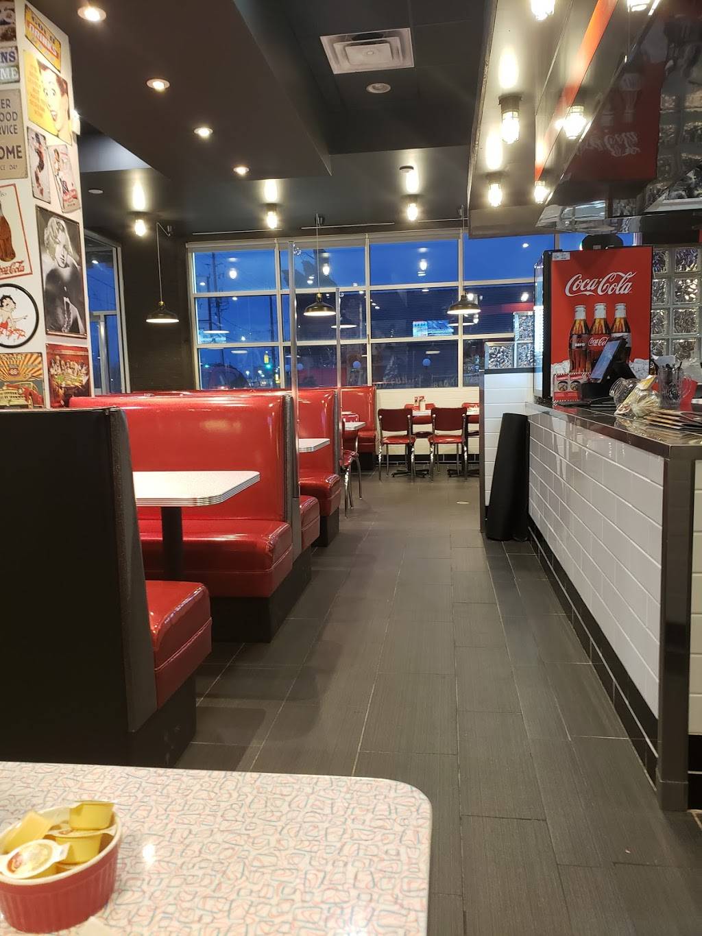 Wimpys Diner Chatham | restaurant | 391 Grand Ave W, Chatham, ON N7L 1C4, Canada | 5193540000 OR +1 519-354-0000