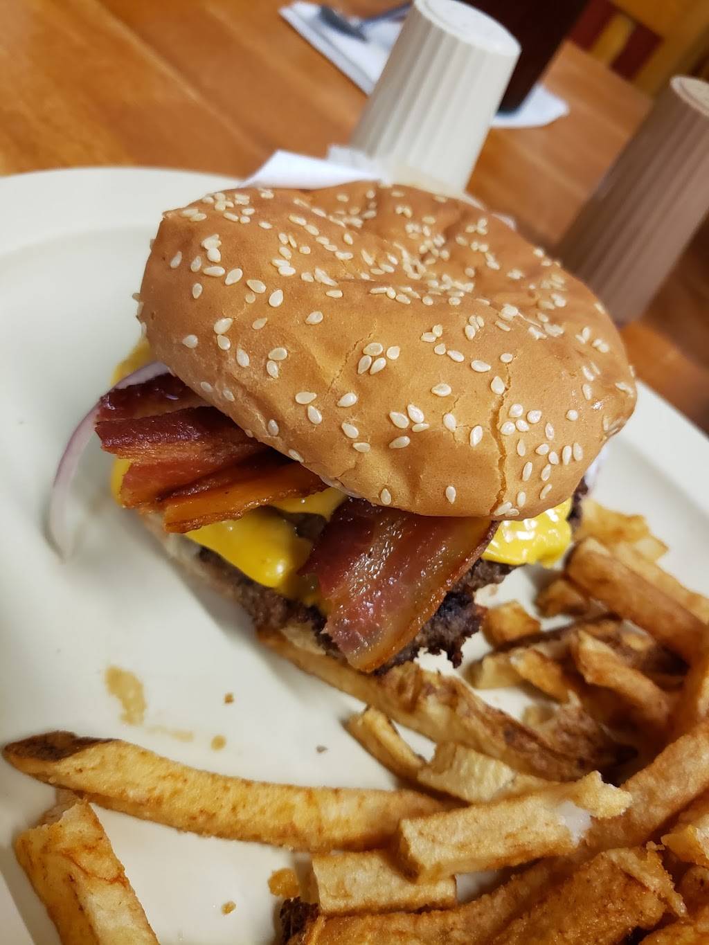 Fish Pond Restaurant | restaurant | 17091 TX-75, Willis, TX 77378, USA | 9363448800 OR +1 936-344-8800