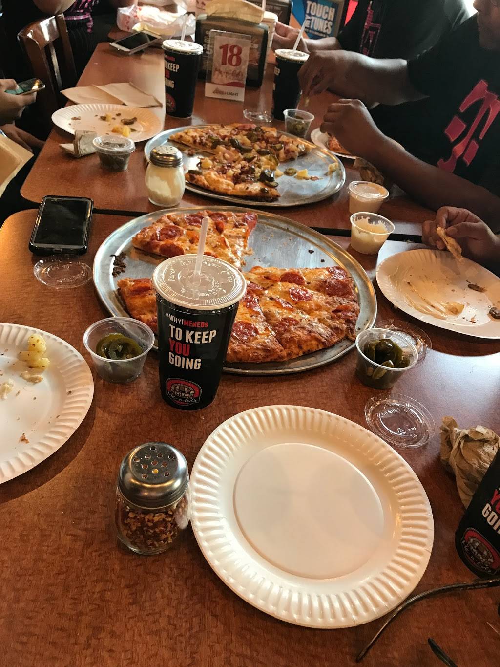 Me-n-Eds Pizzeria | restaurant | 4124 S Mooney Blvd, Visalia, CA 93277, USA | 5596255626 OR +1 559-625-5626