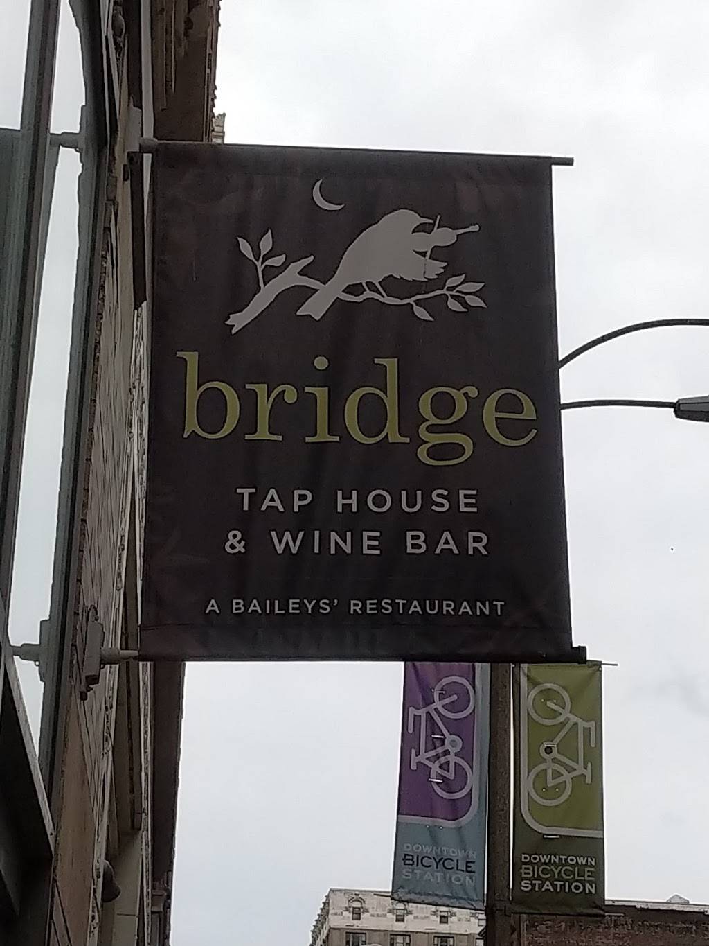 Bridge Tap House & Wine Bar | restaurant | 1004 Locust St, St. Louis, MO 63101, USA | 3142418141 OR +1 314-241-8141
