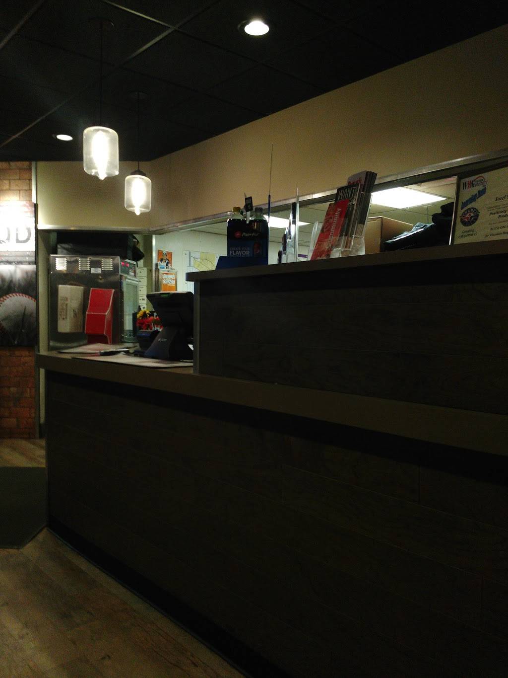 Pizza Hut | meal takeaway | 1808 University Ave, Green Bay, WI 54302, USA | 9204328844 OR +1 920-432-8844