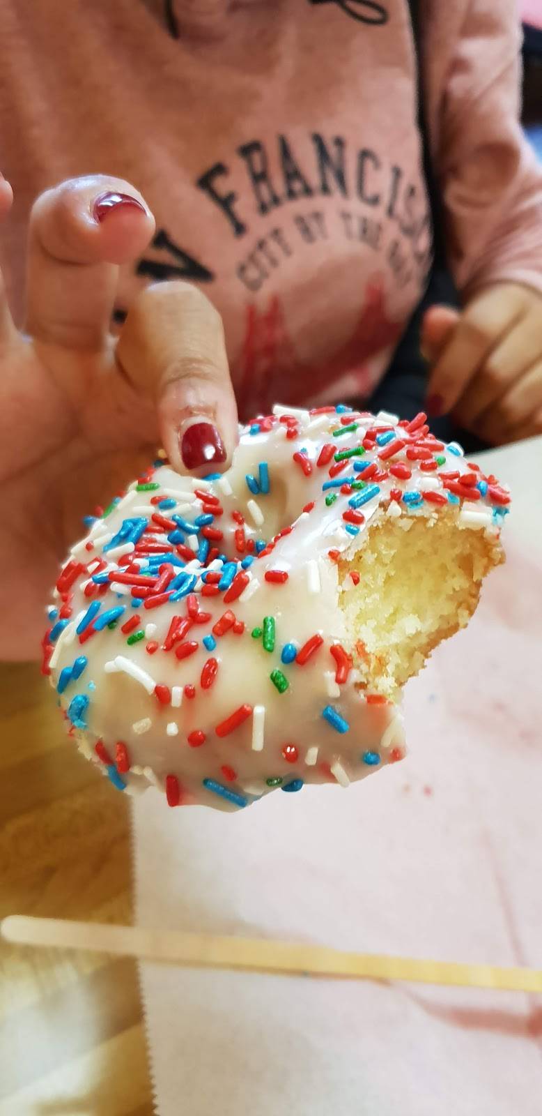 Happy Donuts | bakery | 2101 Van Ness Ave, San Francisco, CA 94109, USA | 4158007399 OR +1 415-800-7399