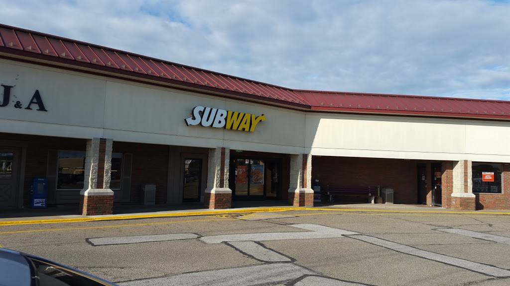 Subway | restaurant | 820 W Maple St, Hartville, OH 44632, USA | 3308772806 OR +1 330-877-2806