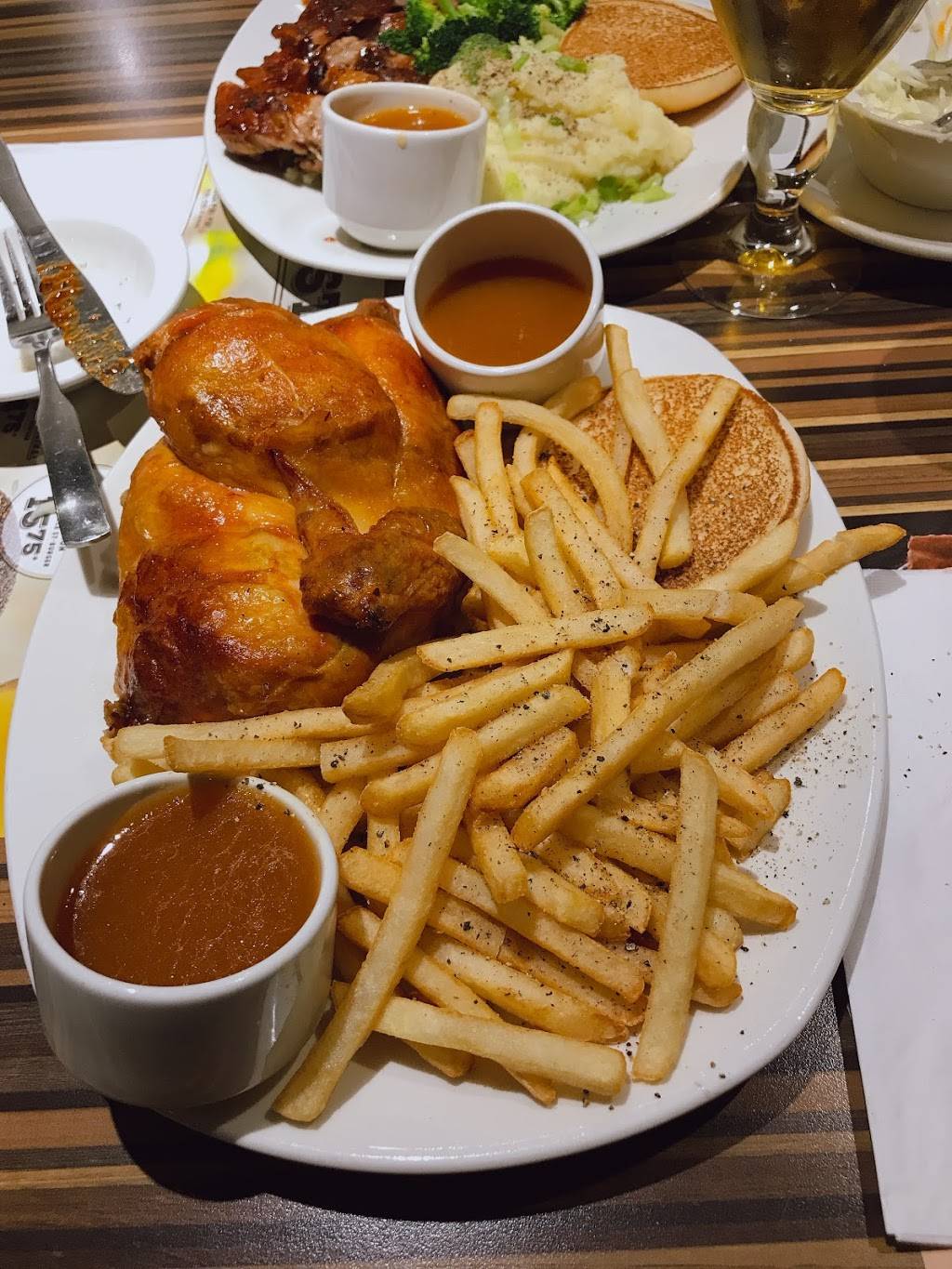 Rôtisserie St-Hubert | restaurant | 97 Rue Georges, Buckingham, QC J8M 1A2, Canada | 8196174419 OR +1 819-617-4419