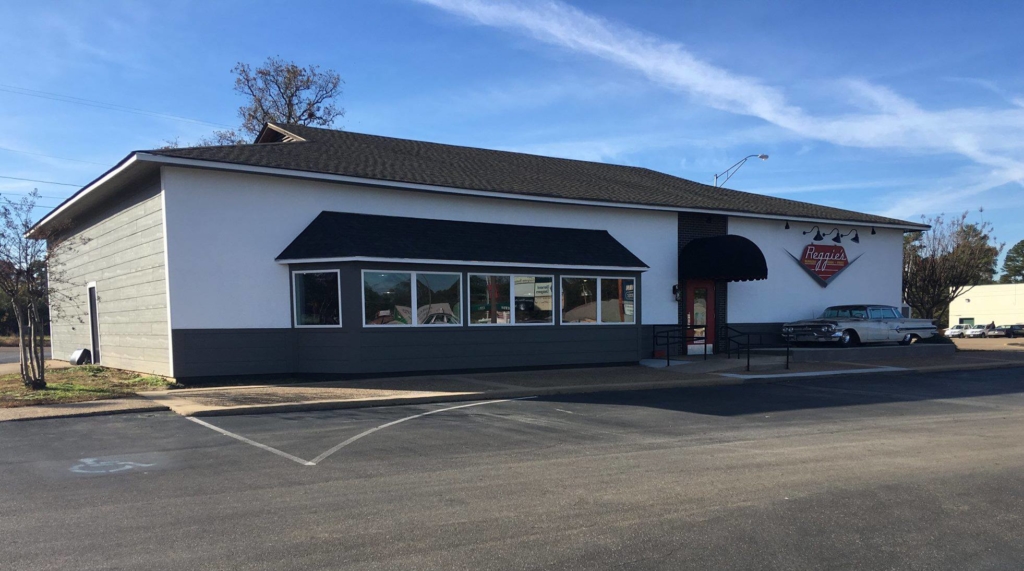 Reggies Burgers, Dogs & Fries | restaurant | 3200 N State Line Ave, Texarkana, AR 71854, USA | 8703304447 OR +1 870-330-4447