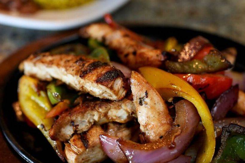 Hurricanes Bar & Grill | restaurant | 200 Main St #201, Huntington Beach, CA 92648, USA | 7143740500 OR +1 714-374-0500