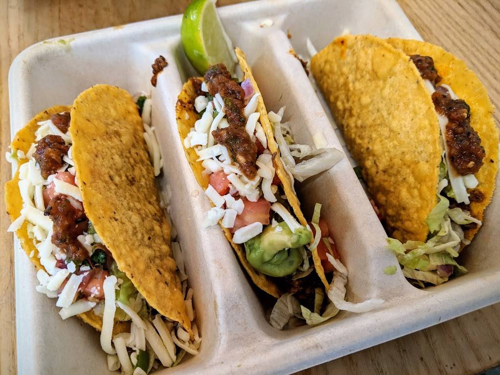 Summer House Santa Monica | restaurant | 10000 Ohare Way, Chicago, IL 60666, USA | 7736862200 OR +1 773-686-2200