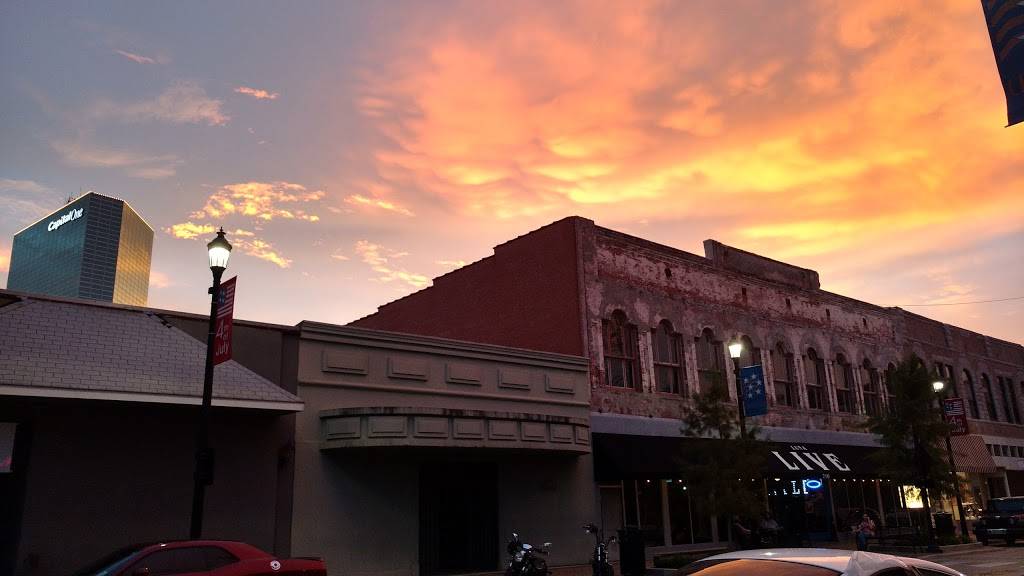 Luna Bar & Grill | restaurant | 719 Ryan St, Lake Charles, LA 70601, USA | 3374945862 OR +1 337-494-5862